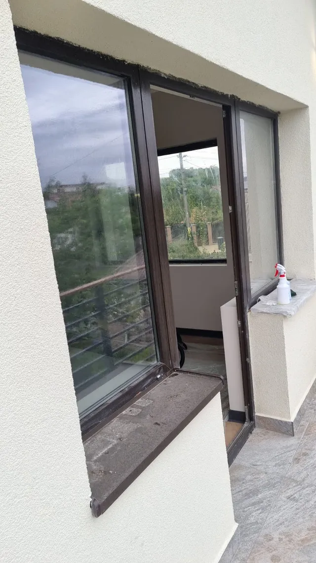 Fereastră impecabilă după curățarea profesională post-construcție