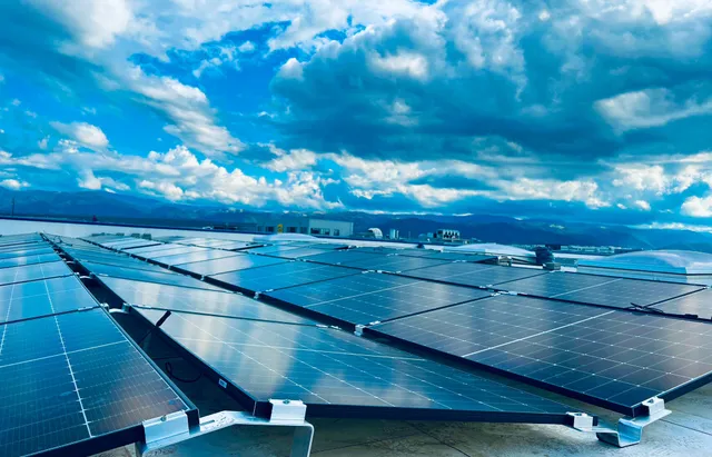 Panouri fotovoltaice pe acoperișul unei hale industriale