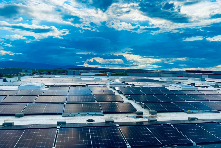 Parc fotovoltaic instalat pe acoperișul plat al unei hale industriale