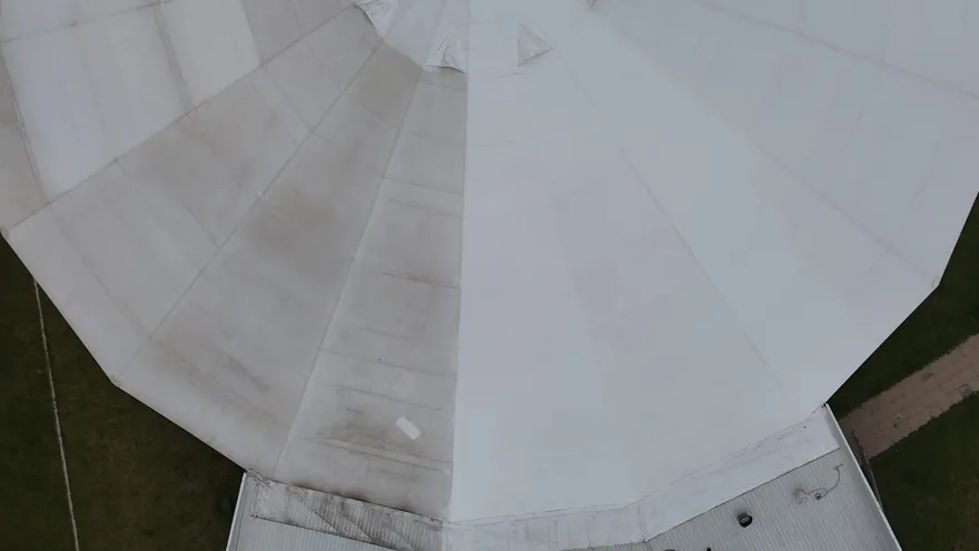 Vedere din dronă: membrană de acoperiș pe jumătate spălată — contrastul dintre zona curată și cea murdară