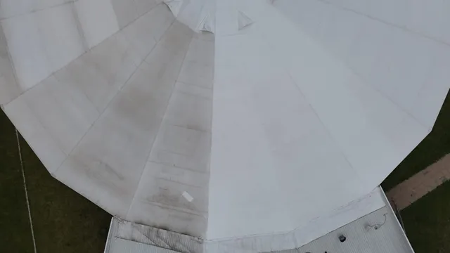 Acoperiș industrial fotografiat din dronă în timpul curățării